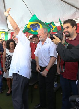 Brasília- DF 16-04-2016 Ex-presidente, Lula e lideranças sindicais, paralmentares durante ato no acampamento do MST em Brasília. Foto Lula Marques/Agência PT