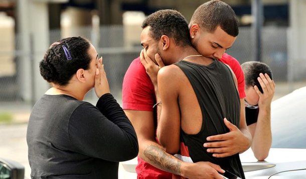 Amigos se abraçam após ataque a tiros em boate de Orlando, que deixou ao menos 50 mortos. REUTERS/Steve Nesius