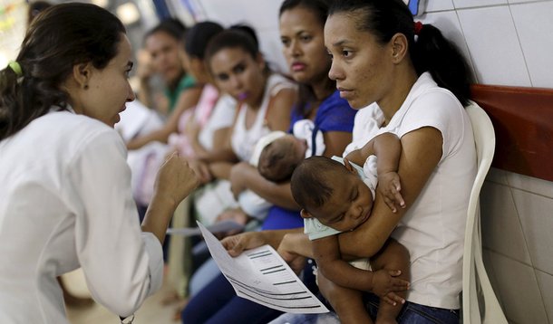 Mães segurando filhos com microcefalia em hospital de Recife. A OMS irá realizar uma reunião de seu comitê de emergência para dar estudar uma resposta internacional ao surto de Zika, que possivelmente tem ligação com casos de microcefalia