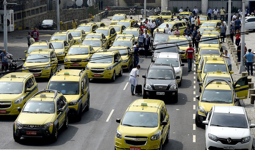 Rio de Janeiro - Taxistas fazem manifestações contra o aplicativo Uber nas imediações do aeroporto Santos Dumont, região central da cidade (Tânia Rêgo/Agência Brasil)