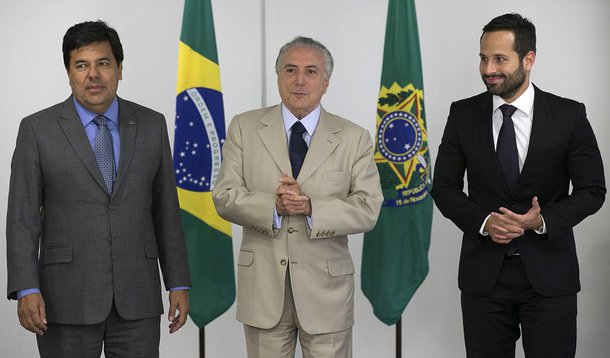 Brasília - Presidente interino Michel Temer posa para foto acompanhado do ministro da Educação, Mendonça Filho, com o Secretário Nacional de Cultura, Marcelo Calero. (Fabio Rodrigues Pozzebom/Agência Brasil)