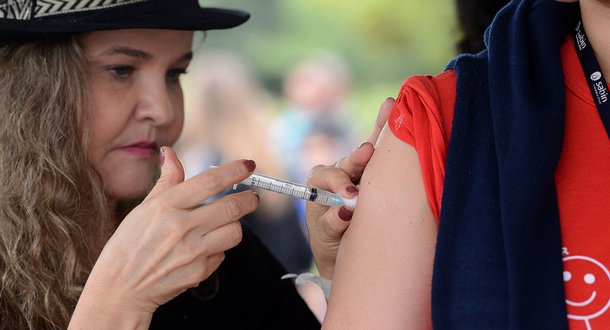 Brasília- trabalhadores da área de saúde também procuraram os postos no dia D de mobilização contra a gripe, no Hran (Hospital Regional da Asa Norte). (Elza Fiuza/AGência Brasil)
