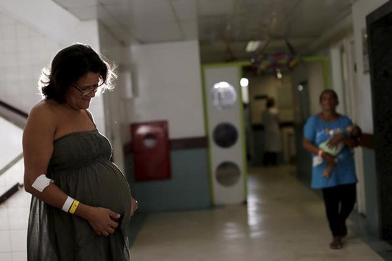 Elizângela Marques, grávida de 6 meses, posa para foto em hospital de Recife. Elizângela espera resultado de exames sobre o Zika vírus. 28/01/2016 REUTERS/Ueslei Marcelino