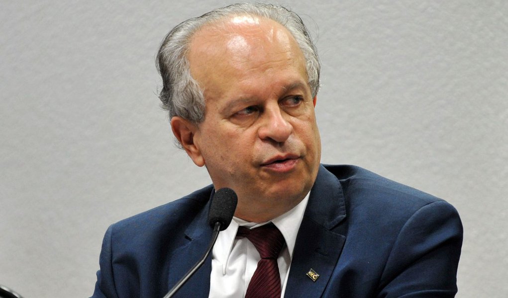 O ministro da Educa��o, Renato Janine fala na Comiss�o de Educa��o do Senado sobre os cortes na Educa��o (Antonio Cruz/Ag�ncia Brasil)