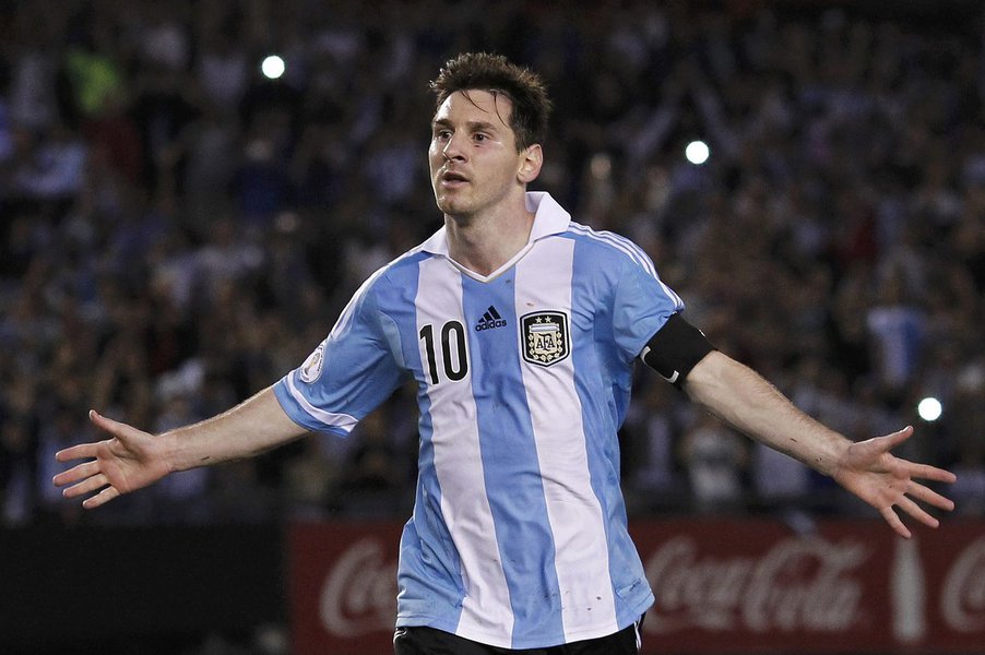 Argentina's Leonel Messi celebrates after he scored their second goal against Venezuela in a 2014 World Cup qualifying soccer match in Buenos Aires March 22, 2013. REUTERS/Enrique Marcarian (ARGENTINA - Tags: SPORT SOCCER)