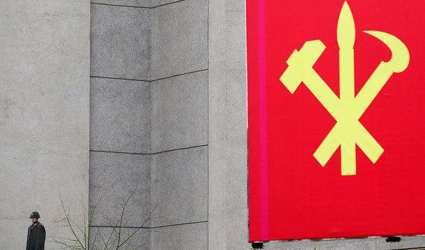 Bandeira do Partido dos Trabalhadores da Coreia do Norte vista em congresso em Pyongyang. 06/05/2016 REUTERS/Damir Sagolj