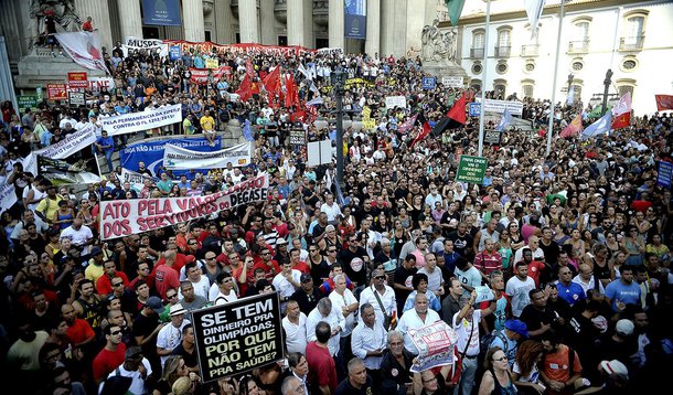 Rio de Janeiro - Servidores estaduais de várias categorias em estado de greve participam de protesto contra a situação financeira e a mudança do calendário de pagamento de salários (Fernando Frazão/Agencia Brasil)