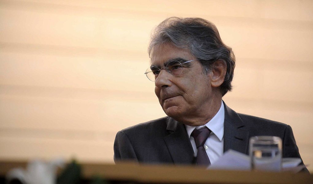 O ex-ministro do STF, Carlos Ayres Britto durante homenagem ao ministro do STF, Luís Roberto Barroso, no encerramento do 15º Congresso Brasileiro de Direito do Estado, no TJRJ (Fernando Frazão/Agência Brasil)