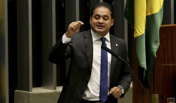 Brasília - Deputado Weverton Rocha (PDT/MA) durante sessão de discussão do processo de impeachment de Dilma, no plenário da Câmara (Wilson Dias/Agência Brasil)