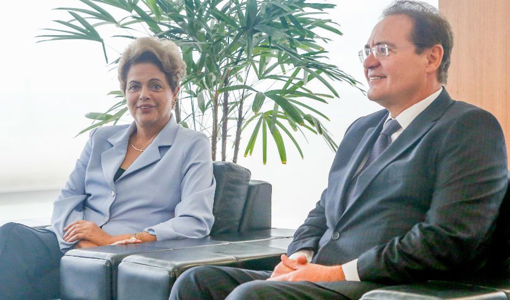 A presidente Dilma Rousseff, acompanhada do presidente do Senado, Renan Calheiros