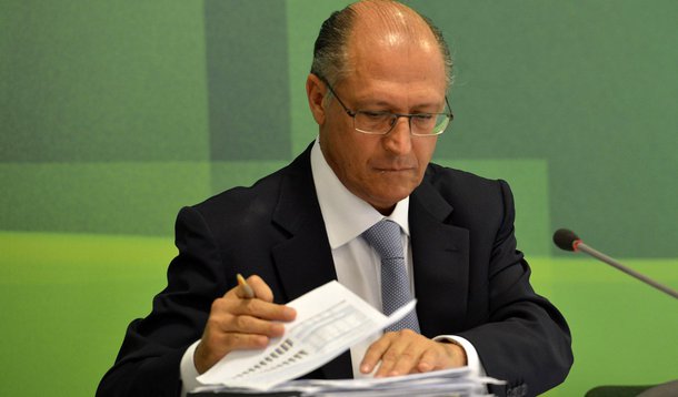 Brasília- DF- Brasil- 30/01/2015- O governador de São Paulo, Geraldo Alckmin concede entrevista acompanhado dos ministros, Aloizio Mercadante e Izabela Teixeira, após reunião com a presidenta Dilma Rousseff (José Cruz/Agência Brasil)