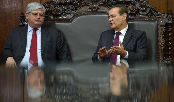 O procurador-geral da República, Rodrigo Janot, e o presidente do Senado, Renan Calheiros durante encontro no gabinete da Presidência do Senado (Fabio Rodrigues Pozzebom/Agência Brasil)