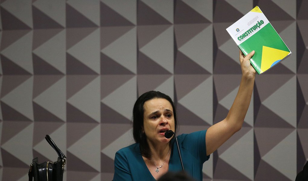Brasília - Janaína Paschoal, um dos autores do pedido de afastamento da presidenta Dilma Rousseff, na Comissão Especial do Impeachment no Senado (Fabio Rodrigues Pozzebom/Agência Brasil)