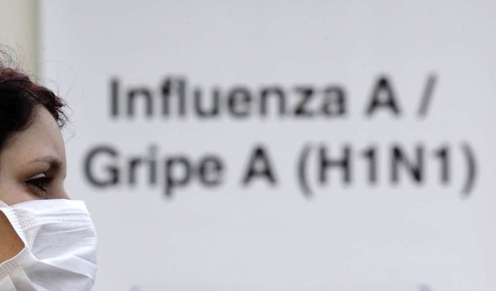A person with a suspected case of H1N1 influenza virus waits outside Miguel Couto hospital in Rio de Janeiro July 23, 2009. The flu strain has killed 29 people in Brazil, the Health Ministry said on Wednesday. REUTERS/Sergio Moraes (BRAZIL HEALTH)
