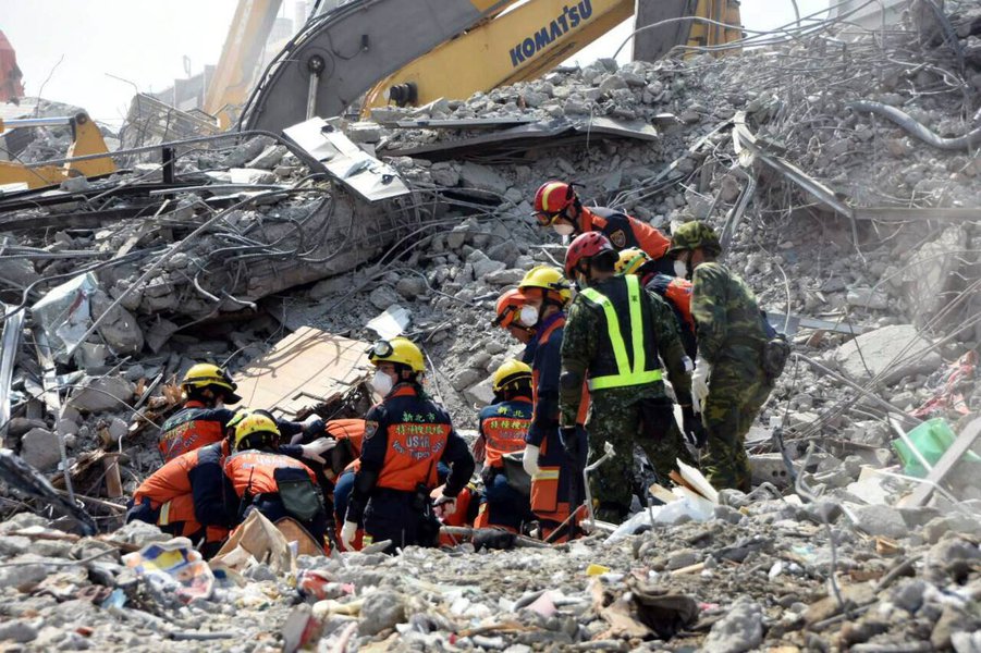 Militares continua a procurar vítimas nos escombros deixado pelo terremoto que antingiu Taiwan. Foto: Ministério da Defesa de Taiwan