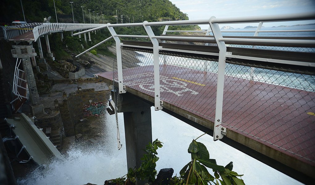 Rio de Janeiro - Desabamento de parte da recém-inaugurada ciclovia Tim Maia, na Avenida Niemeyer, durante uma ressaca no mar de São Conrado, deixa mortos e feridos (Fernando Frazão/Agência Brasil)