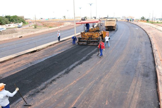 Operários trabalham na pavimentação asfáltica da MA-203. Foto: Divulgação