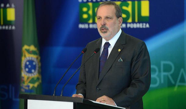Brasília- DF- Brasil- 01/12/2014- Após ser anunciado como novo ministro do Desenvolvimento, Indústria e Comércio Exterior, o senador Armando de Queiroz Monteiro Neto, fala à imprensa no Palácio do Planalto. (Fabio Rodrigues Pozzebom/Agência Brasil)