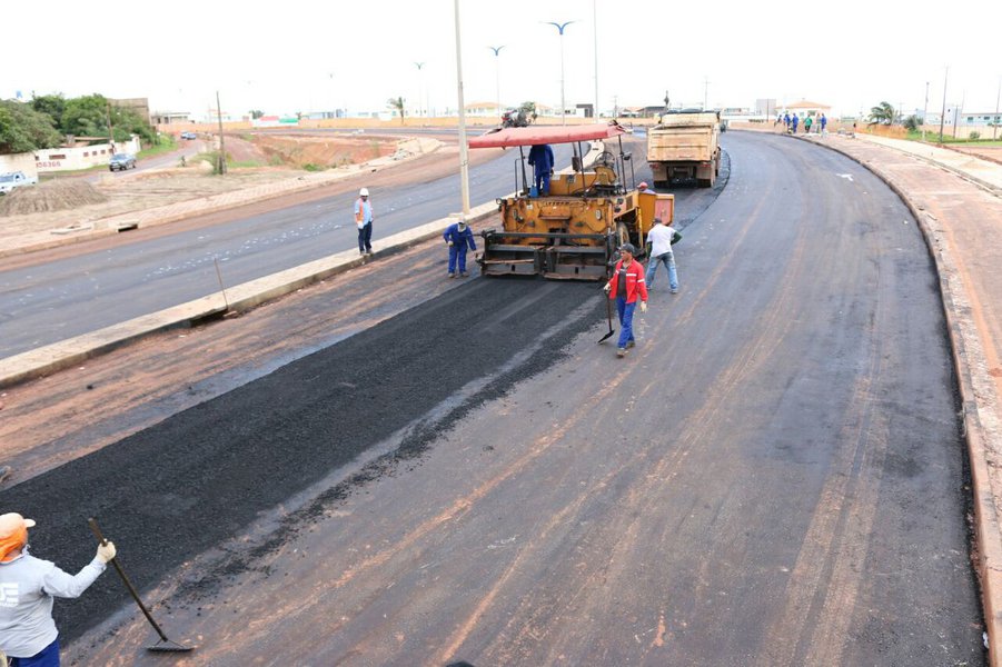 Operários trabalham na pavimentação asfáltica da MA-203. Foto: Divulgação