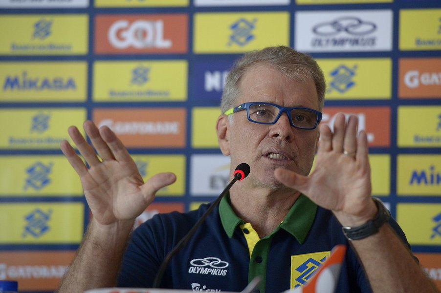 O técnico Bernardinho anuncia os convocados para defender a seleção masculina de vôlei. Foto: Alexandre Loureiro/ inovado