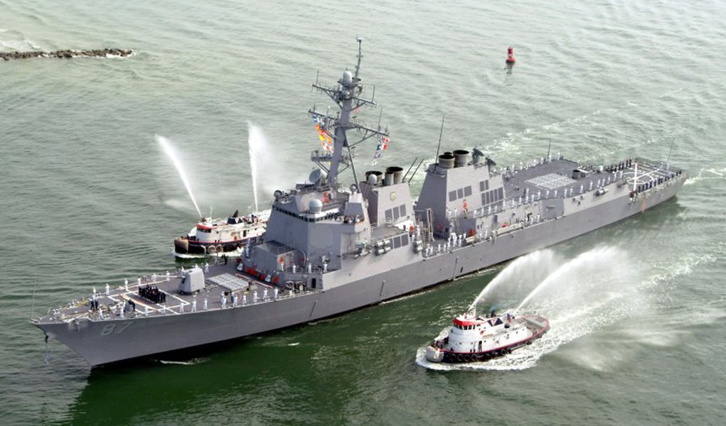 FILE PHOTO - The USS Mason (DDG 87), a guided missile destroyer, arrives at Port Canaveral, Florida, April 4, 2003. REUTERS/Karl Ronstrom/File photo