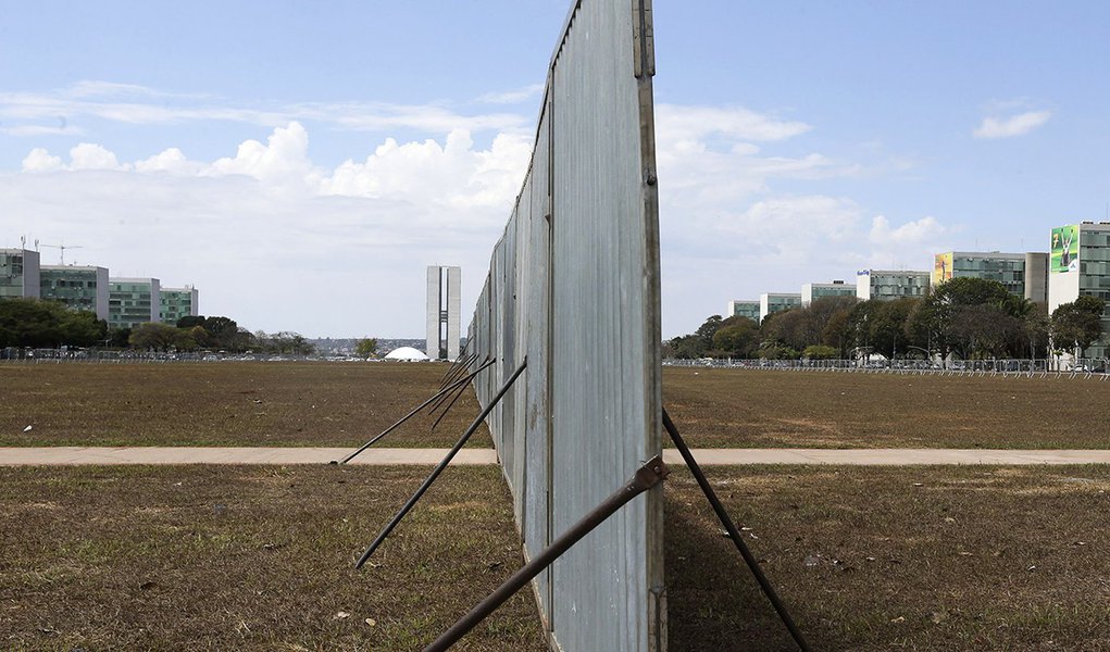 Brasília - A estrutura de metal construida, tem um quilômetro de extensão e vai colocar de lados opostos manifestantes favoráveis e contrários ao impeachment (Elza Fiuza/Agência Barsil)