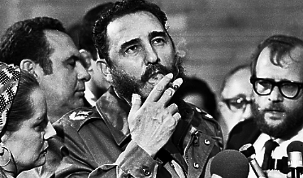 Fidel Castro fuma charuto durante entrevista à imprensa durante visita do senador norte-americano Charles McGovern em maio de 1975. REUTERS/Prensa Latina (CUBA)