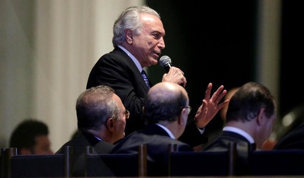 O presidente brasileiro Michel Temer fala durante reunião com membros de partidos da base governista na Câmara e com ministros no Palácio do Alvorada em Brasília, no Brasil 27/09/2016 REUTERS/Ueslei Marcelino