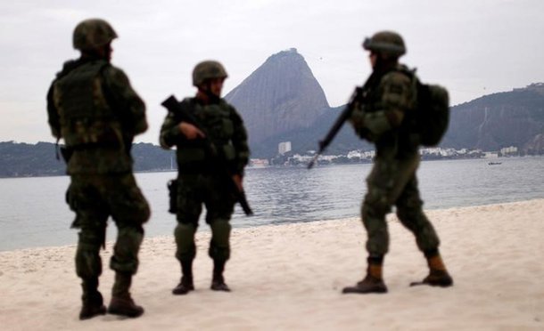 Militares durante patrulha no Rio de Janeiro. 19/07/2016. REUTERS/Ueslei Marcelino