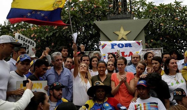 Apoiadores da oposição venezuelana durante manifestação em Caracas. 31/08/2016 REUTERS/Marco Bello
