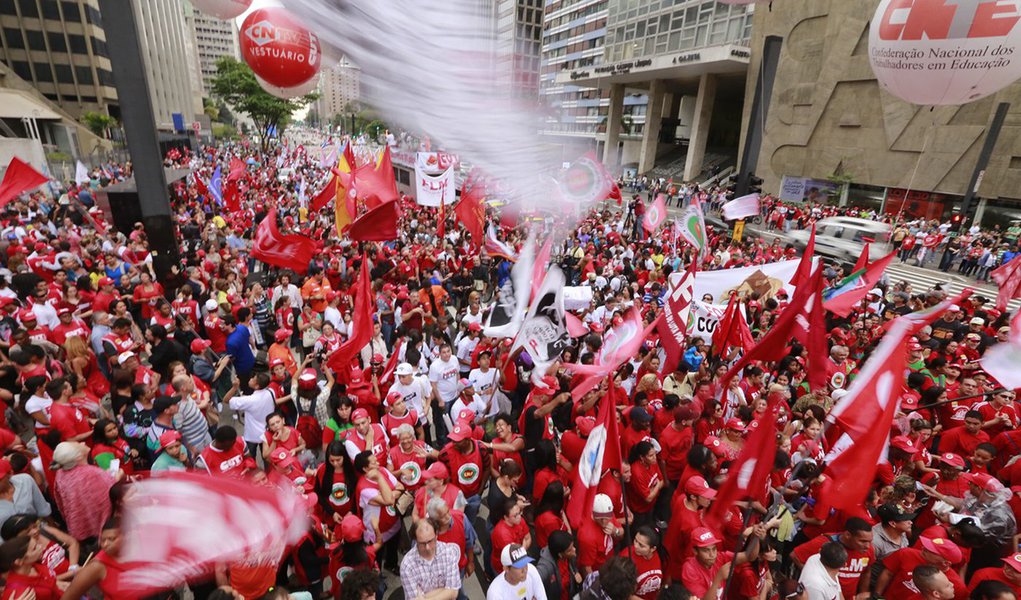 03/10/2015 - São Paulo - SP - Manifestantes da CUT realizaram um protesto “em defesa da Petrobras e da democracia” na manhã deste sábado (3) na Avenida Paulista. Foto: Paulo Pinto/ Agência PT