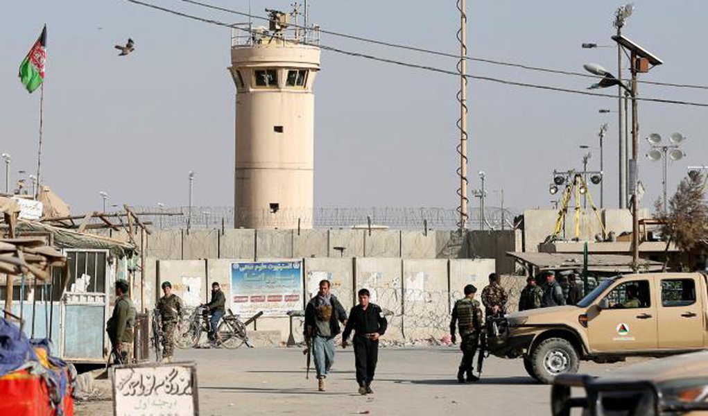 Afghan National Army (ANA) soldiers and police keep watch outside the Bagram Airfield entrance gate, after an explosion at the NATO air base, north of Kabul, Afghanistan November 12, 2016. REUTERS/Omar Sobhani