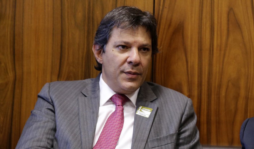 11/06/2015- Bras�lia- DF, Brasil- O prefeito de S�o Paulo, Fernando Haddad, � recebido pela lideran�a do PT na C�mara, dep. Sib� Machado (PT-AC) e vice-l�der, dep. Afonso Florence (PT-BA). Foto: Gustavo Bezerra/ Ag�ncia PT