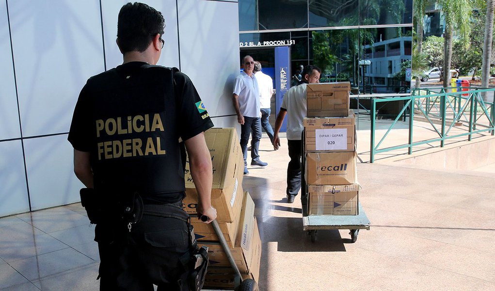 Brasília - Na Operação Greenfield no Distrito Federal, policiais federais retiram documentos da Funcef. (Wilson Dias/Agência Brasil)