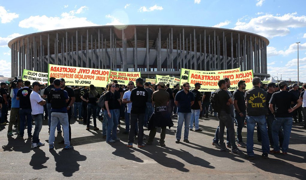 Brasília - Policiais Civis do Distrito Federal em greve protestam no estacionamento do estádio Mané Garrincha (Wilson Dias/Agência Brasil)