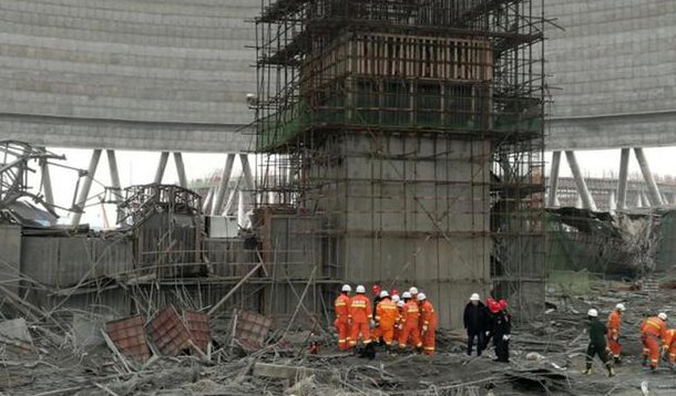 Rescue workers search the site where a power plant's cooling tower under construction collapsed, in Fengcheng, Jiangxi province, China, November 24, 2016. REUTERS/Stringer