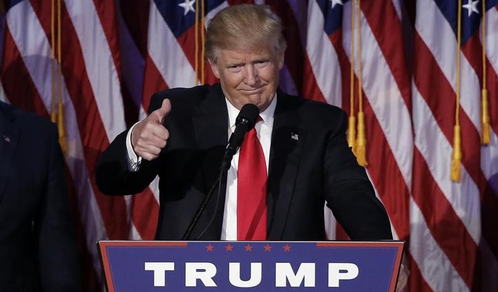 U.S. President-elect Donald Trump greets supporters during his election night rally in Manhattan, New York, U.S., November 9, 2016. REUTERS/Mike Segar