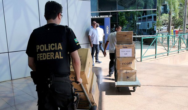 Brasília - Na Operação Greenfield no Distrito Federal, policiais federais retiram documentos da Funcef. (Wilson Dias/Agência Brasil)