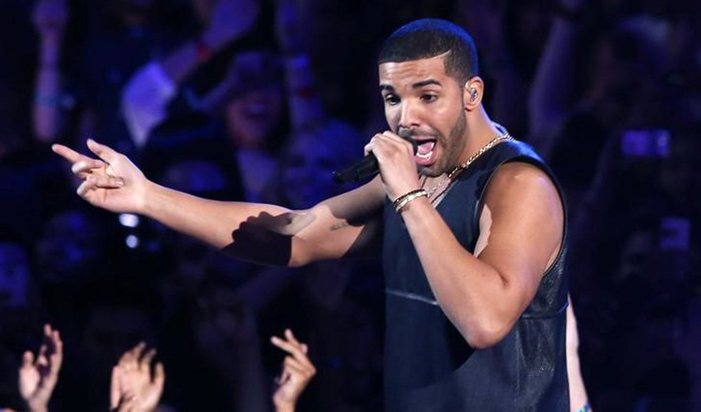 Drake performs "Hold On, We're Going Home" during the 2013 MTV Video Music Awards in New York August 25, 2013. REUTERS/Lucas Jackson/Files