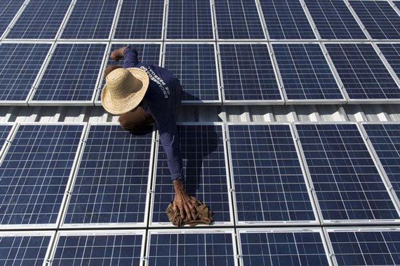 Francisco da Silva Vale, 61, faz manutenção de painéis solares na comunidade Vila Nova do Amana na Reserva de Desenvolvimento Sustentável, no Estado do Amazonas, no Brasil 22/09/2015 REUTERS/Bruno Kelly