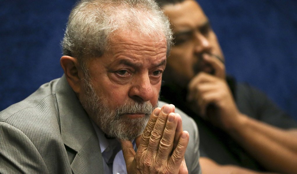 Brasília - O ex-presidente Luiz Inácio Lula da Silva assiste a presidenta afastada, Dilma Rousseff, fazer sua defesa durante sessão de julgamento do impeachment no Senado ( Marcelo Camargo/Agência Brasil)