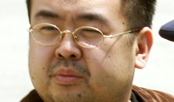 Homem que supostamente seria Kim Jong Nam, meio irmão do líder da Coreia do Norte, Kim Jong Un, durante embarque em aeroporto no Japão. 04/05/2001 REUTERS/Eriko Sugita/File Photo