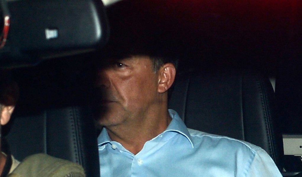 Rio de Janeiro - O ex-governador do Rio de Janeiro Sérgio Cabral é levado preso na operação Lava Jato em viatura da Polícia Federal na sede na Praça Mauá (Fernando Frazão/Agência Brasil)