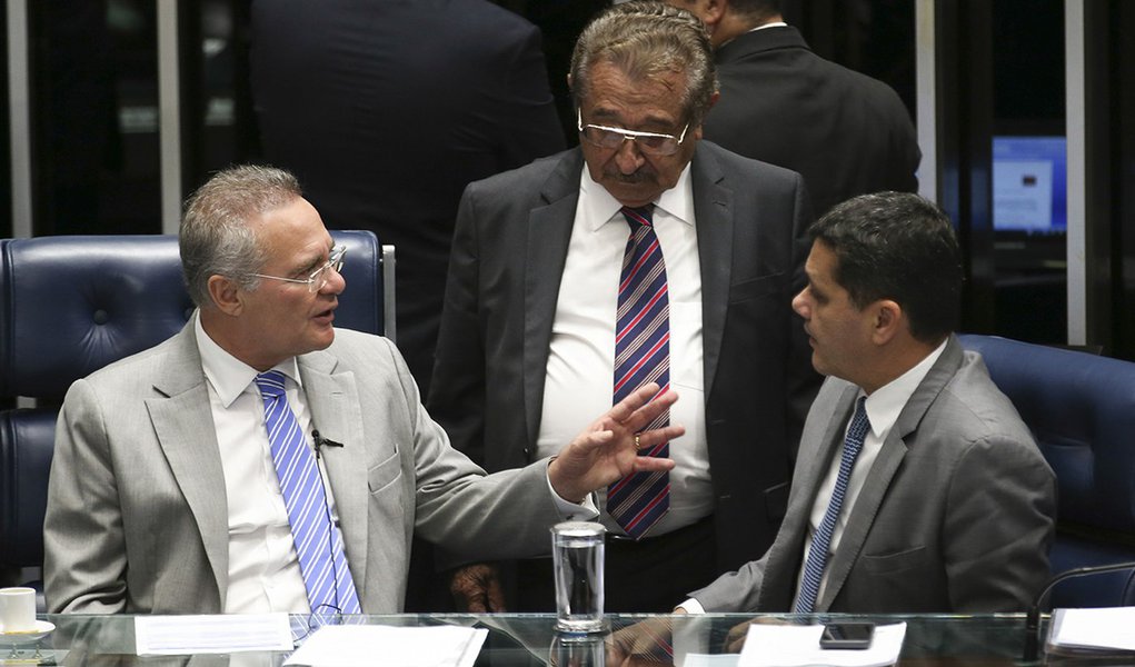 Brasília - Os senadores, Renan Calheiros, José Maranhão e Ricardo Ferraço participam de sessão de votação do segundo Turno da PEC da reforma política (Fabio Rodrigues Pozzebom/Agência Brasil)