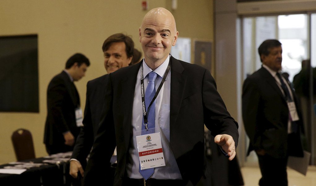 Secretário-geral da Uefa e candidato à presidência da Fifa, Gianni Infantino, chega para reunião na sede da Conmebol em Luque, no Paraguai. 26/01/2016 REUTERS/Mario Valdez