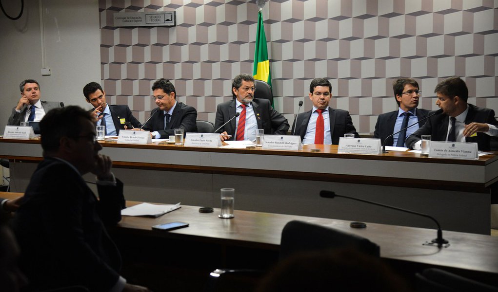 Brasília - O relator, senador Ricardo Ferraço e o presidente da CPI, Paulo Rocha participam de audiência da CPI do HSBC, com representantes da PGR, Ministério da Justiça e PF (Fabio Rodrigues Pozzebom/Agência Brasil)