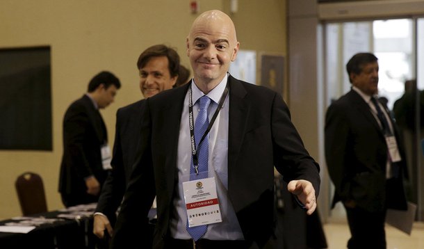 Secretário-geral da Uefa e candidato à presidência da Fifa, Gianni Infantino, chega para reunião na sede da Conmebol em Luque, no Paraguai. 26/01/2016 REUTERS/Mario Valdez