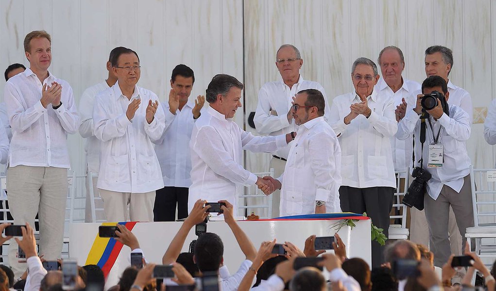 Apretón de manos del Presidente Santos y Rodrigo Londoño, jefe de las Farc, tras la firma del histórico Acuerdo Final de Paz en Cartagena.