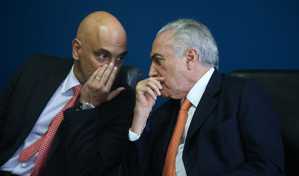 Brasília- O ministro da Justiça, Alexandre de Moraes e o presidente interino Michel Temer participam da posse do novo defensor da Defensoria Pública da União, Carlos Eduardo Barbosa Paz (Valter Campanato/Agência Brasil)