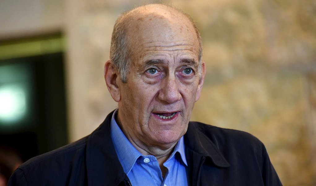 Olmert concede entrevista apÃ³s decisÃ£o de tribunal em JerusalÃ©m. 29/12/2015. REUTERS/Debbie Hill/DivulgaÃ§Ã£o